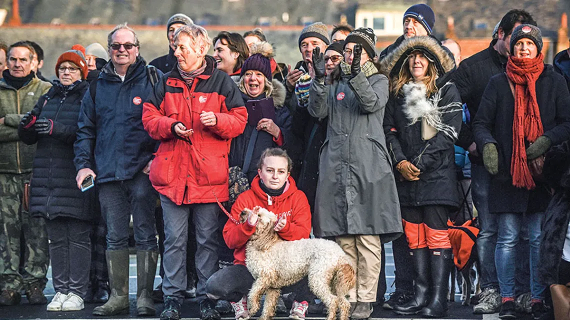Zwolennicy opozycyjnej Partii Pracy w oczekiwaniu na wiec wyborczy z udziałem jej lidera Jeremy’ego Corbyna. Whitby, Wielka Brytania, 1 grudnia 2019 r. / STRINGER / EPA / PAP