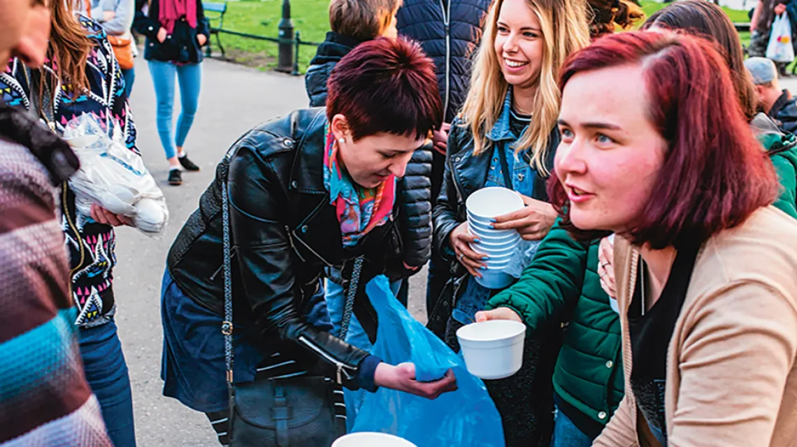 Akcja „Zupa na Plantach” – wolontariusze gotują zupę dla osób w kryzysie bezdomności.Kraków, 9 kwietnia 2017 r. / MATEUSZ SKWARCZEK / AGENCJA WYBORCZA.PL