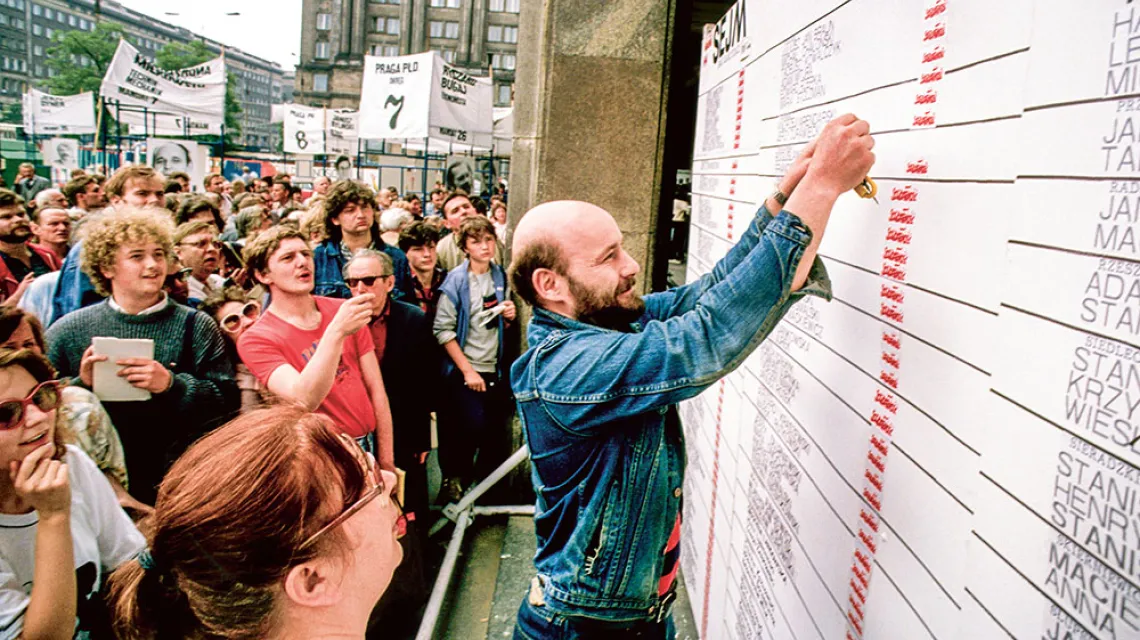 Wyniki wyborów wywieszane na placu Konstytucji, Warszawa, czerwiec 1989 r. / CHRIS NIEDENTHAL / FORUM