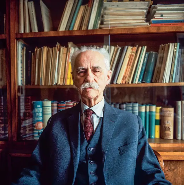 Tadeusz Kotarbiński w swoim mieszkaniu, Warszawa, lata 70. Na okładce: Warszawa, 1971 r. / IRENA JAROSIŃSKA / PAP