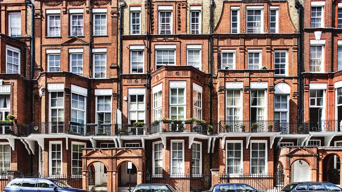 Wiktoriańskie kamienice w dzielnicy Kensington w Londynie. / ALAMY / BE&W