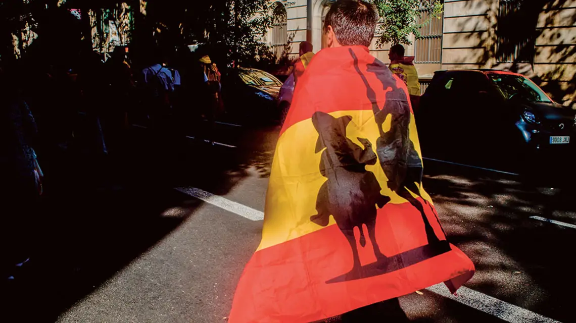 Uczestnik marszu jedności w Barcelonie, 29 października 2017 r. / JORDI BOIXAREU / ZUMA PRESS / SPLASH NEWS