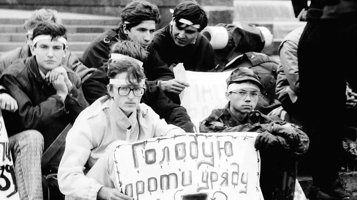 „Głoduję przeciw rządowi”: studencki protest w Kijowie, październik 1990 r. Na plakacie widoczny symbol radioaktywności – nawiązanie do katastrofy w Czarnobylu, która miała miejsce cztery lata wcześniej(elektrownię dzieli od Kijowa tylko 90 km). / DMYTRO KŁOCZKO
