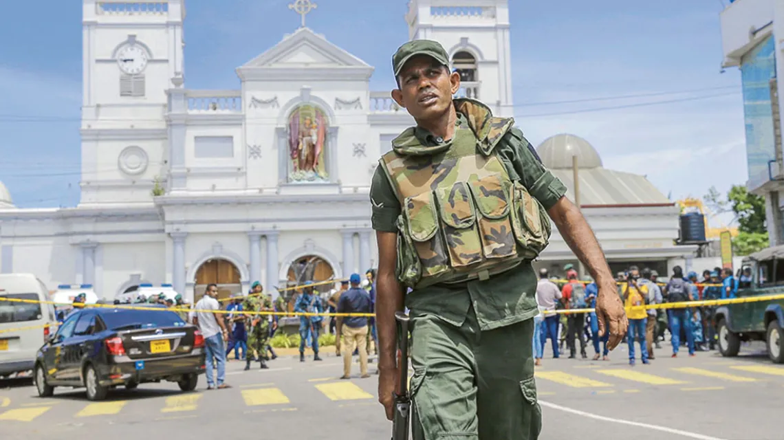 Okolice kościoła św. Antoniego, który był jednym z celów wielkanocnych zamachów, zaraz po eksplozji bomby. Kolombo, 21 kwietnia 2019 r. / ERANGA JAYAWARDENA / AP / EAST NEWS