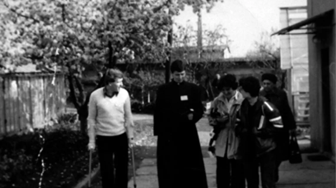 Piotr Babrakowski (z lewej) w klasztorze w Pniewach, 1982 r. / repr. Waldemar Wylegalski / 