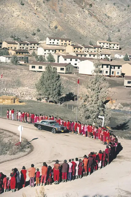 Uczniowie Bhagwan Shree Rajneesh każdego dnia czekali na przejazd mistrza jednym z jego 20 rolls-royce’ów. USA, Oregon, luty 1984 r. / fot. JP Laffont / Sygma / Corbis / 