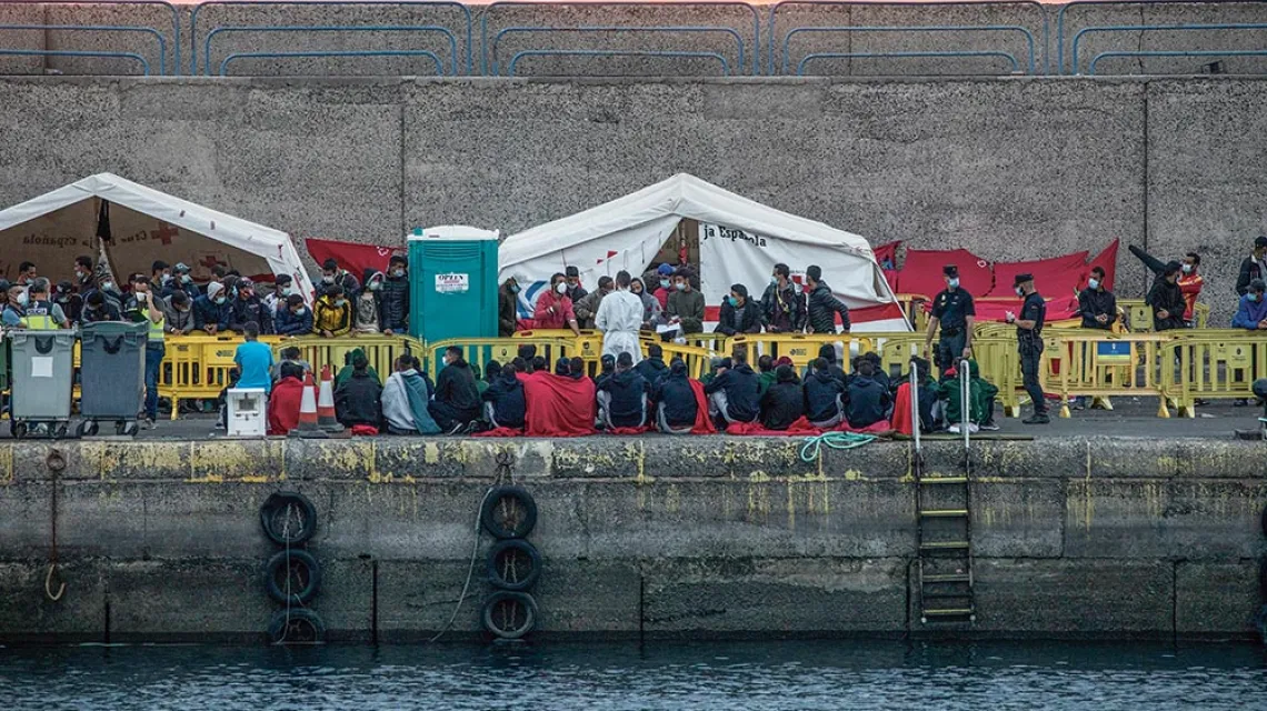 Imigranci na molo w Arguineguín. Wyspy Kanaryjskie, 24 listopada 2020 r. / JAVIER FERGO / AP / EAST NEWS