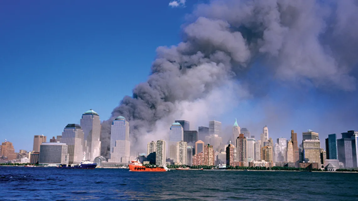 Panorama Manhattanu po ataku terrorystycznym na World Trade Center. Nowy Jork, 11 września 2001 r. /  / ALAMY / B&W