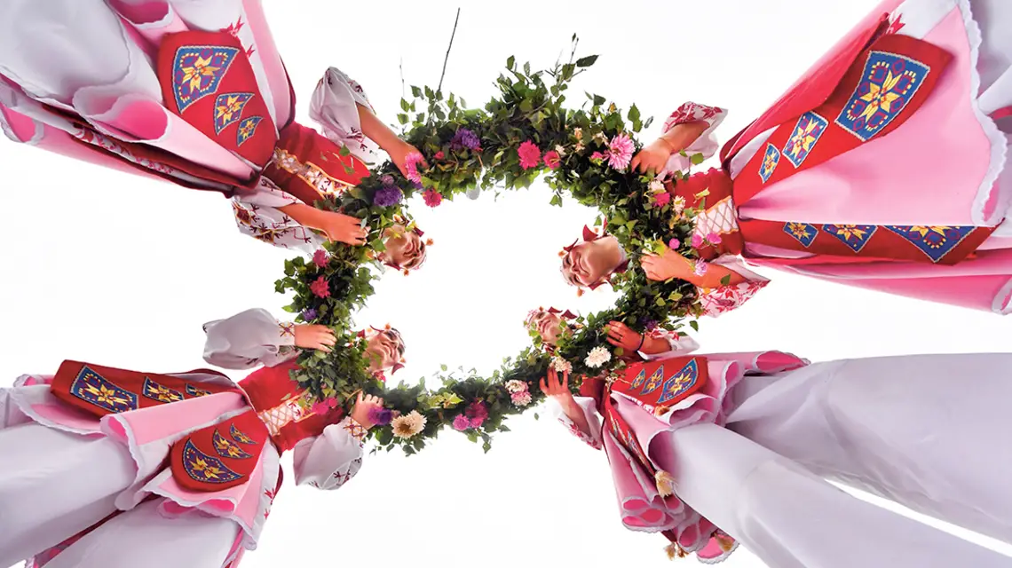 Dziewczęta w białoruskich strojach narodowych podczas piątej edycji festiwalu „Zew Polesia”, Białoruś, 22 września 2018 r. / VIKTOR DRACHEV / TASS / GETTY IMAGES
