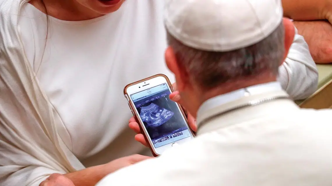 Papież Franciszek błogosławi ciężarnej kobiecie podczas cotygodniowej audiencji w auli Pawła VI, Watykan, 19 grudnia 2018 r. / MAX ROSSI / REUTERS / FORUM
