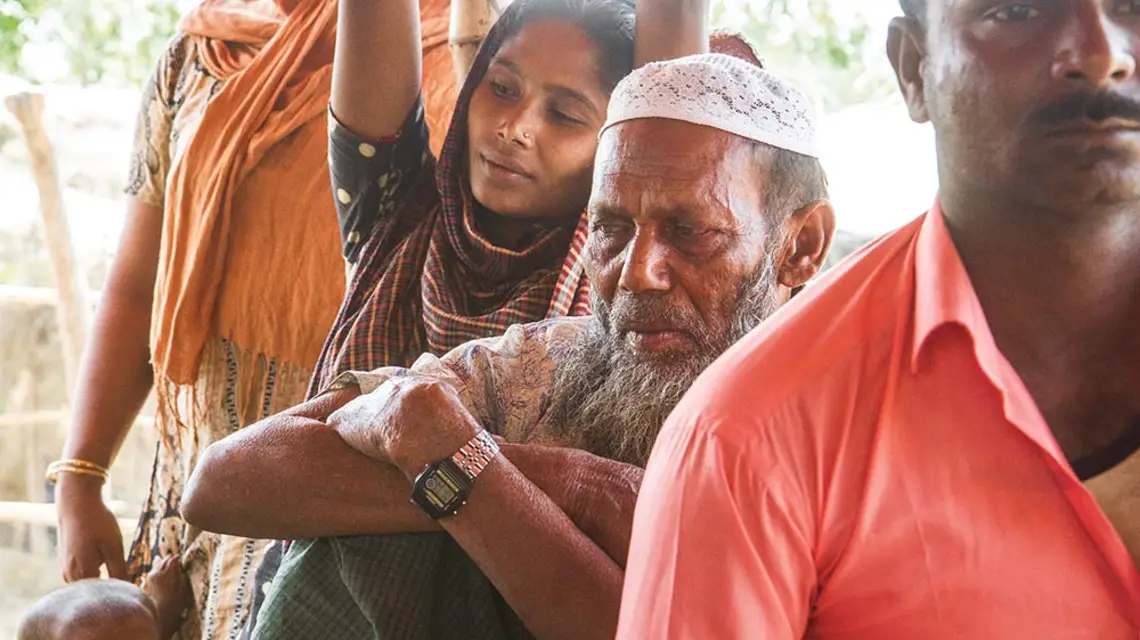 Mostafa Yassim (w białej czapce) z córką Reshmą w obozie dla Rohingów. Wieś Shamlapur, marzec 2018 r. / MAREK RABIJ