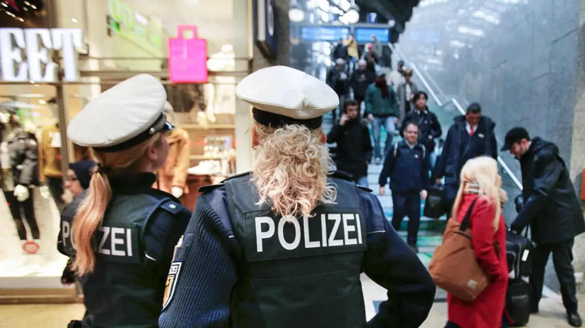 Policja patroluje wnętrze Głównego Dworca kolejowego w Kolonii. Po wydarzeniach z Sylwestra, kiedy dziesiątki kobiet zostały zaatakowane w okolicy, policja wzmocniła swoją obecność na Dworcu. Kolonia, Niemcy, 06.01.2015 r. / / Fot. OLIVER BERG / DPA / PAP