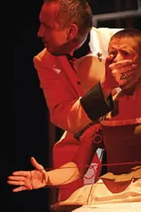 "Iwona, księżniczka Burgunda" z Wałbrzycha: Dariusz Maj (Król Ignacy) i Aleksandra Cybulska (Iwona) /fot. B. Sowa / 