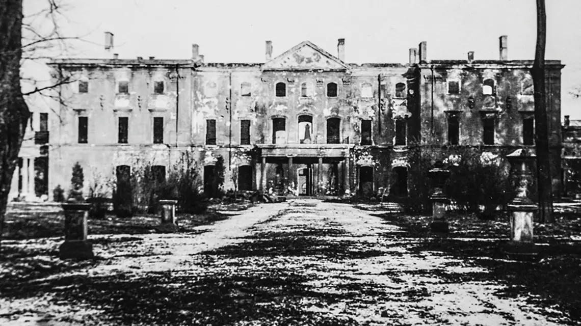 Spalony przez Niemców pałac Branickich, 1944 r. / ZE ZBIORÓW KOLEKCJONERSKICH: MIECZYSŁAWA MARCZAKA, TADEUSZA CHAŃKI I JANA MURAWIEJSKIEGO