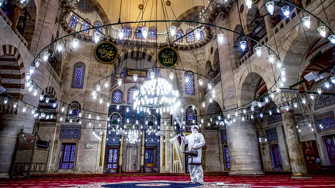 W meczecie Kilic Ali Pasa, Stambuł, 11 marca 2020 r. / YASIN AKGUL / AFP / EAST NEWS