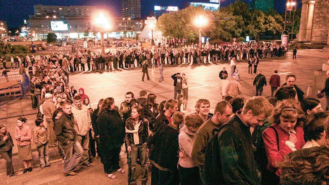 W Noc Muzeów – kolejka do zwiedzania ukrytych na co dzień sal w PKiN, 2005 r. / KRZYSZTOF KUCZYK / FORUM