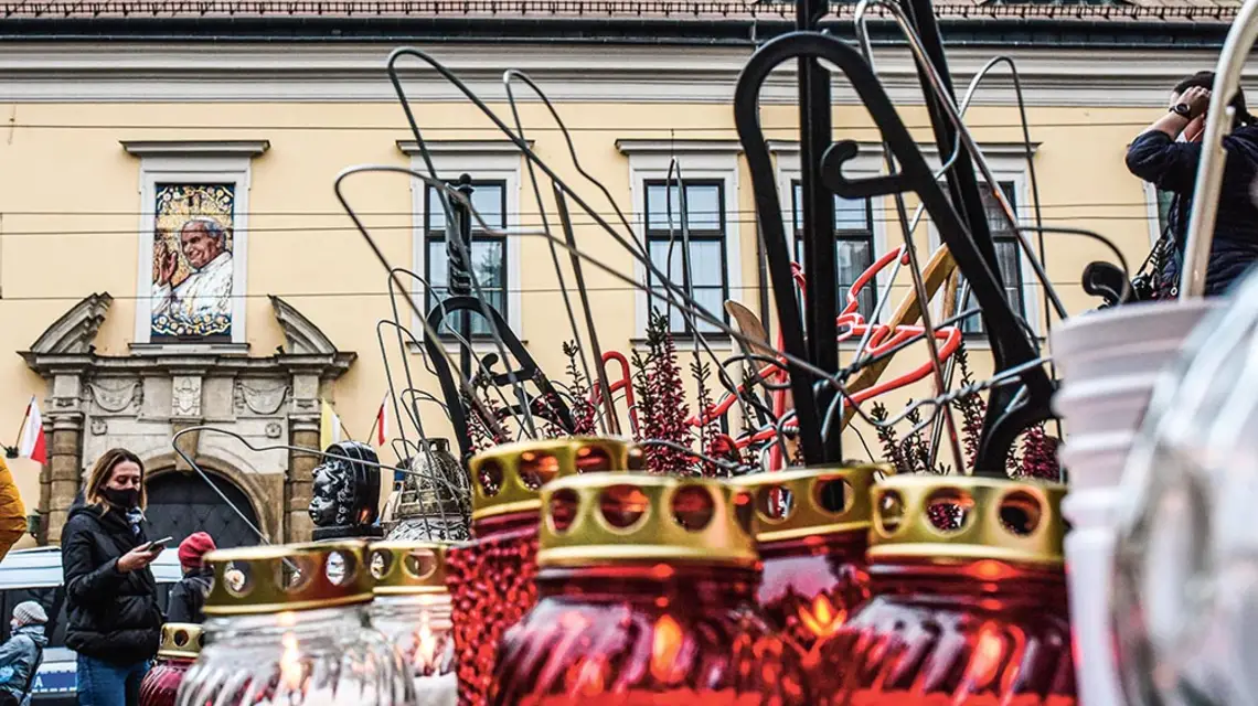 Przed kurią biskupią w Krakowie złożono dziesiątki zniczy i wieszaków – symboli protestu kobiet. Kraków, 25 października 2020 r. / JACEK TARAN