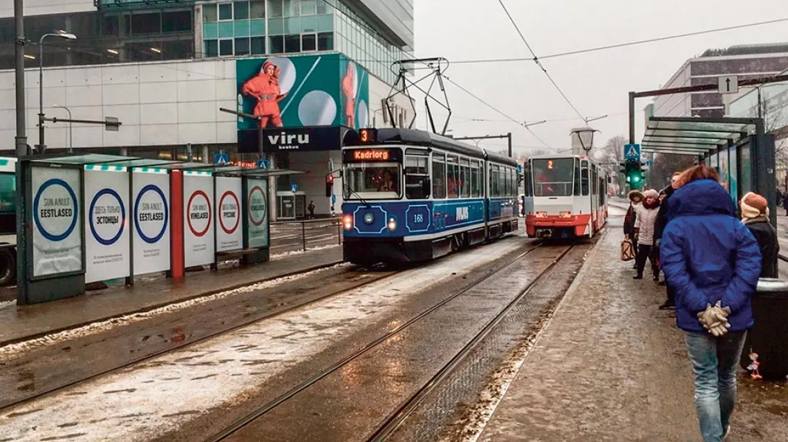 Przystanek tramwajowy w Tallinie z plakatami „Tylko dla Estończyków” oraz „Tylko dla Rosjan”, styczeń 2019 r. / ESTONIAN PUBLIC BROADCASTING