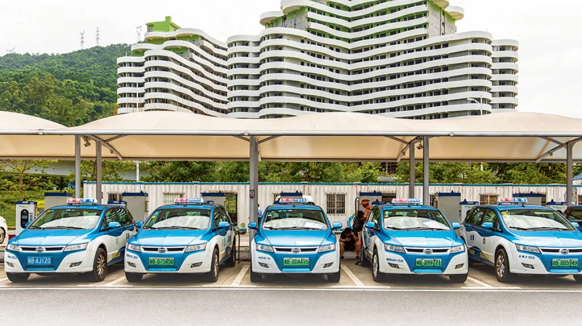 Stacja ładowania samochodów elektrycznych w Shenzhen, 2019 r. / QILAI SHEN / PANOS PICTURES / FORUM