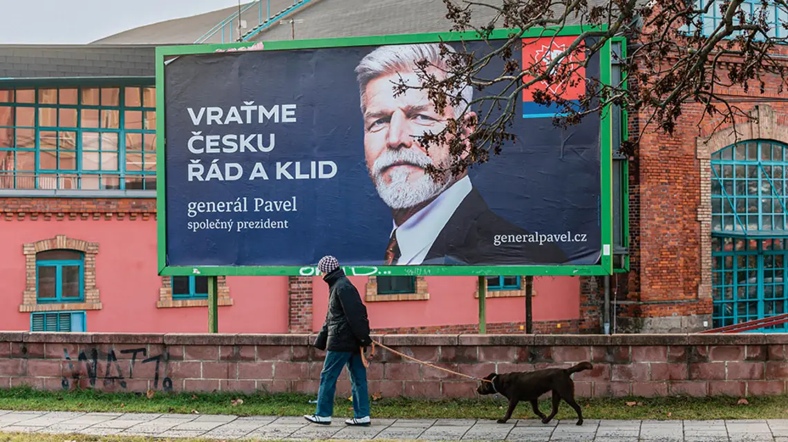 Billboard wyborczy Petra Pavla, emerytowanego generała, kandydata na prezydenta Czech. Ołomuniec, 28 grudnia 2022 r. / TOMAS TKACIK / SOPA / GETTY IMAGES