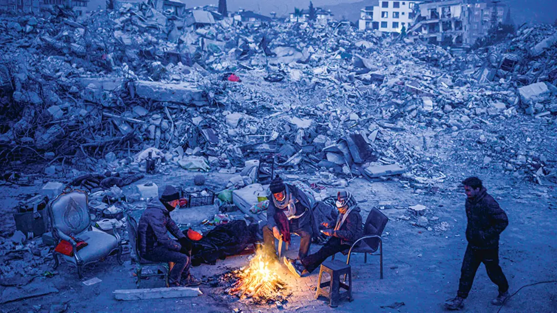 Na gruzach zawalonych domów po trzęsieniu ziemi. Prowincja Hatay, Turcja, 14 lutego 2023 r. / YASIN AKGUL / AFP / EAST NEWS