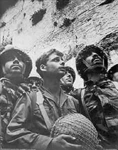 Po zdobyciu Jerozolimy: żołnierze izraelscy pod Ścianą Płaczu / 