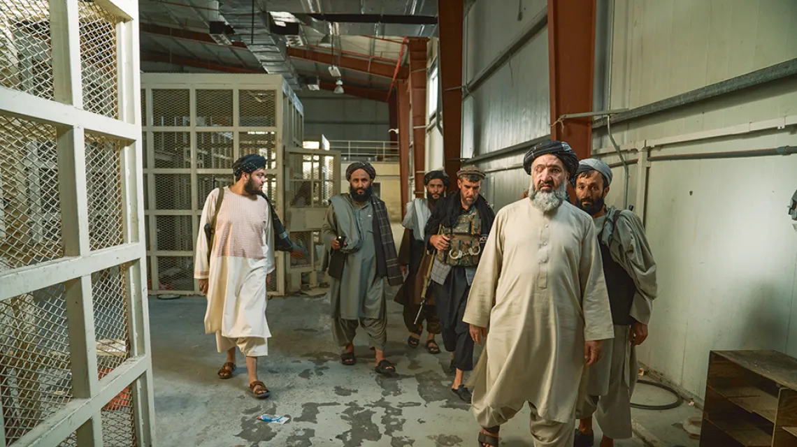 Talibowie zwiedzają jeden z bloków bagramskiego aresztu, 15 września 2021 r. / PAWEŁ PIENIĄŻEK