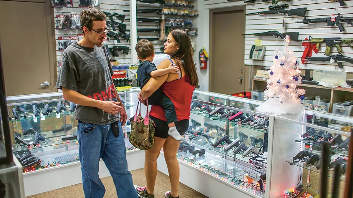 W sklepie National Armory, Pompano Beach na Florydzie, 23 grudnia 2015 r.  Raporty FBI wykazują, że broń jest coraz częstszym prezentem świątecznym. / JOE RAEDLE / GETTY IMAGES