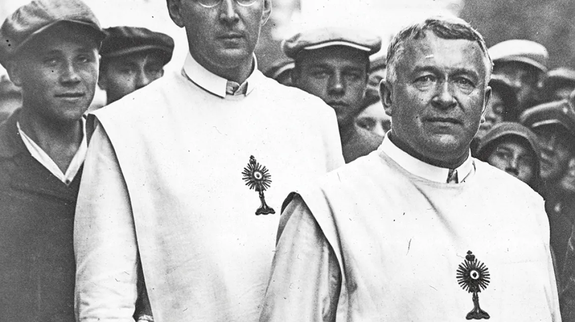 Abp Jan Kowalski (z prawej) i ks. Filip Feldman w otoczeniu wyznawców przed sądem płockim, wrzesień 1928 r. / NARODOWE ARCHIWUM CYFROWE