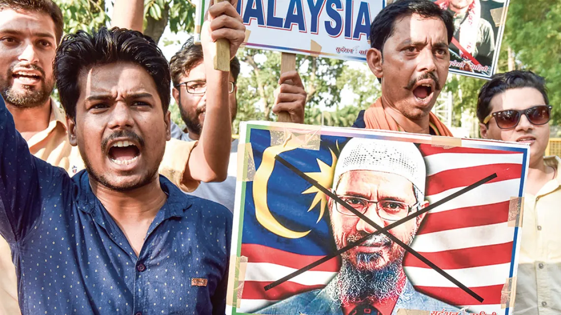 Protest Indusów po decyzji Malezji, że nie deportuje ściganego w wielu krajach Azji kaznodziei Zakira Naika do Indii. / HINDUSTAN TIMES / GETTY IMAGES
