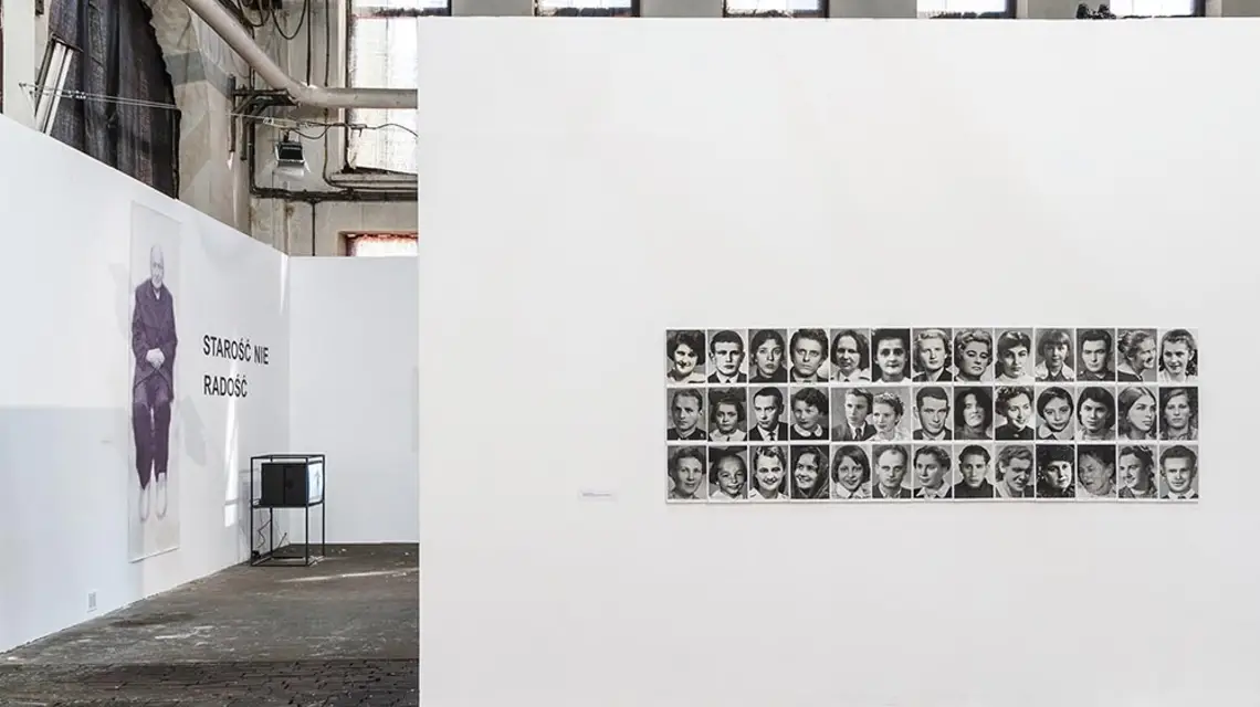 „Historie o starości”, widok wystawy, Galeria Arsenał elektrownia w Białymstoku / MACIEJ ZANIEWSKI / GALERIA ARSENAŁ