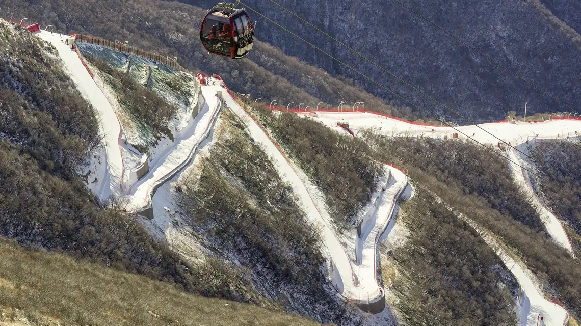 Trasa zjazdowa ze sztucznym śniegiem do konkurencji narciarstwa alpejskiego na Zimowych Igrzyskach Olimpijskich w Pekinie. Chiny, 2 lutego 2022 r. Robert F. Bukaty / AP / EAST NEWS / 
