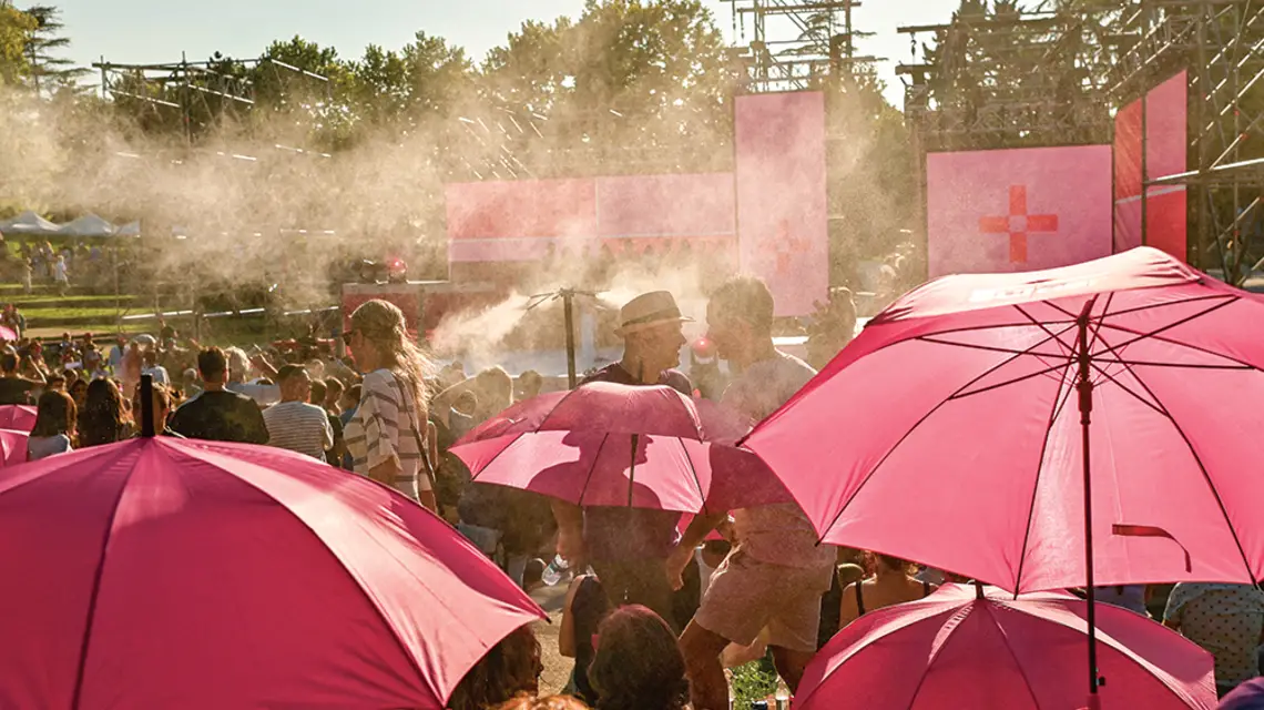 Zraszacze i parasole podczas jednego z wieców kończących kampanię wyborczą. Madryt, 21 lipca 2023 r. / OSCAR DEL POZO / AFP / EAST NEWS