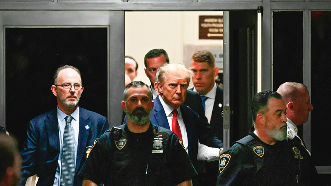 Donald Trump wchodzi do gmachu sądu na Manhattanie. Nowy Jork, 4 kwietnia 2023 r.  / ED JONES / AFP / EAST NEWS