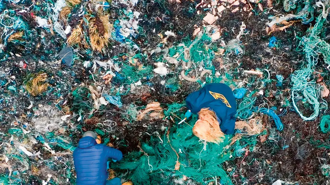 Usuwanie starych sieci rybackich na plaży. Szkocka wyspa Skye, wiosna 2023 r. / MATERIAŁY PRASOWE OCEAN.PLASTIC.POTS