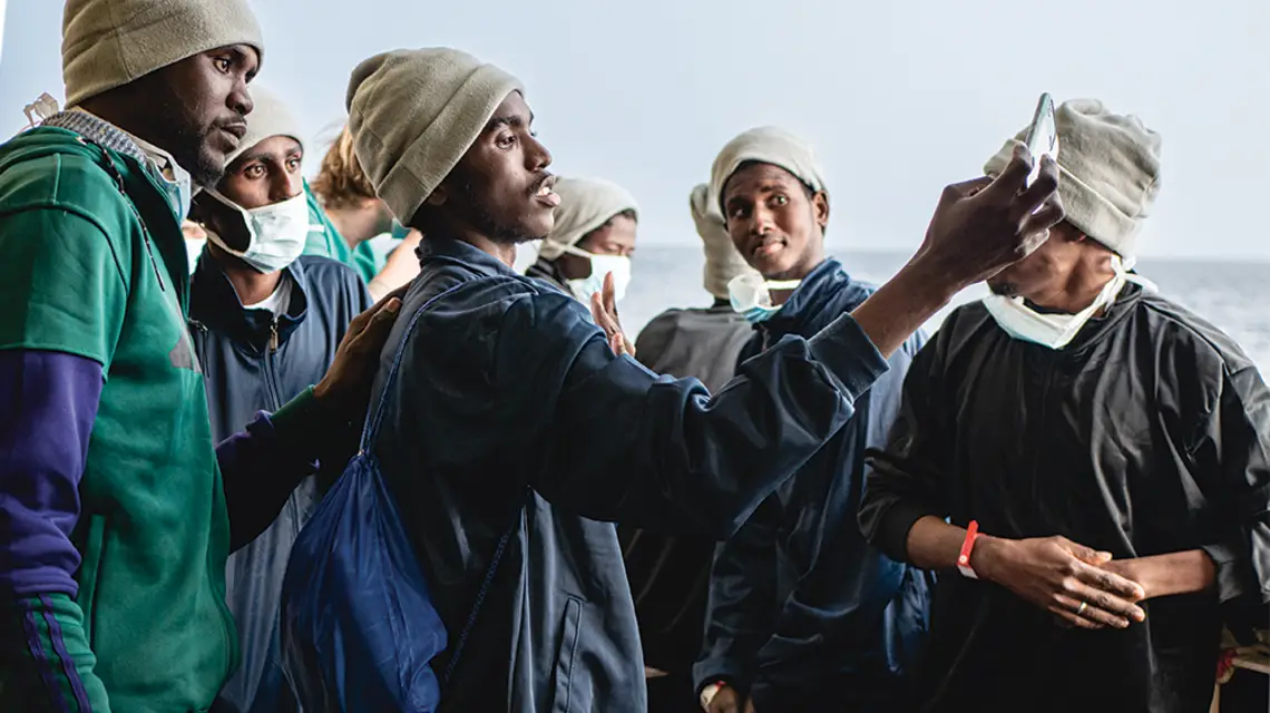 Radość i nadzieja – pierwsze chwile migrantów na pokładzie statku ratunkowego „Geo Barents”. Morze Śródziemne, ok. 25 mil morskich od wybrzeży Libii. 7 stycznia 2023 r. / MARCIN ŻYŁA