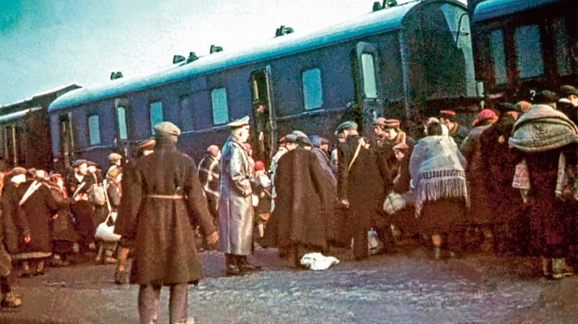 Transport Żydów z getta w Łodzi do obozu zagłady w Chełmnie nad Nerem (Kulmhof); zdjęcie niemieckie z kwietnia 1942 r. / AKG-IMG / BEW