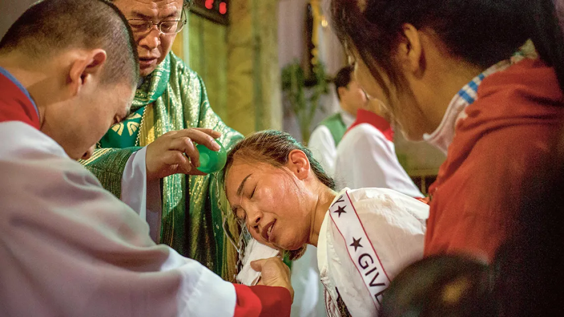 Biskup Joseph Li Shan udziela chrztu, Pekin, 22 września 2018 r. / MARK SCHIEFELBEIN / AP / EAST NEWS