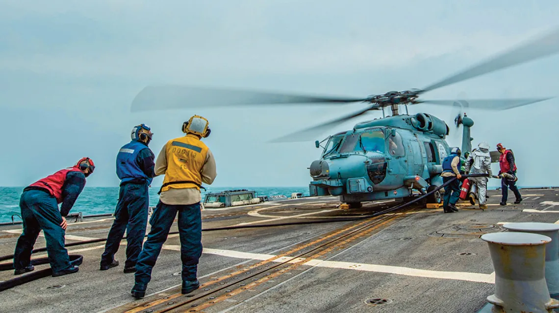 Tankowanie helikoptera Sea Hawk na pokładzie niszczyciela „USS John Finn” z amerykańskiej 7. Floty, która operuje na Pacyfiku. Cieśnina Tajwańska, marzec 2021 r. / JASON WAITE / US NAVY / MATERIAŁY PRASOWE