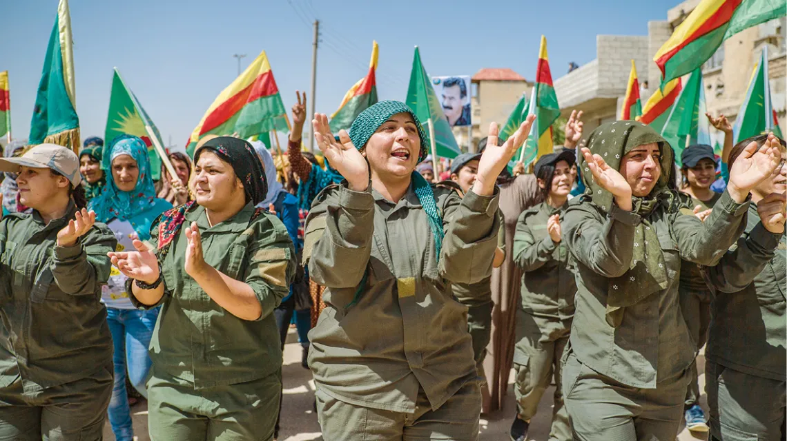 Kurdyjskie policjantki na demonstracji  w Kobane, wiosna 2018 r. / PAWEŁ PIENIĄŻEK