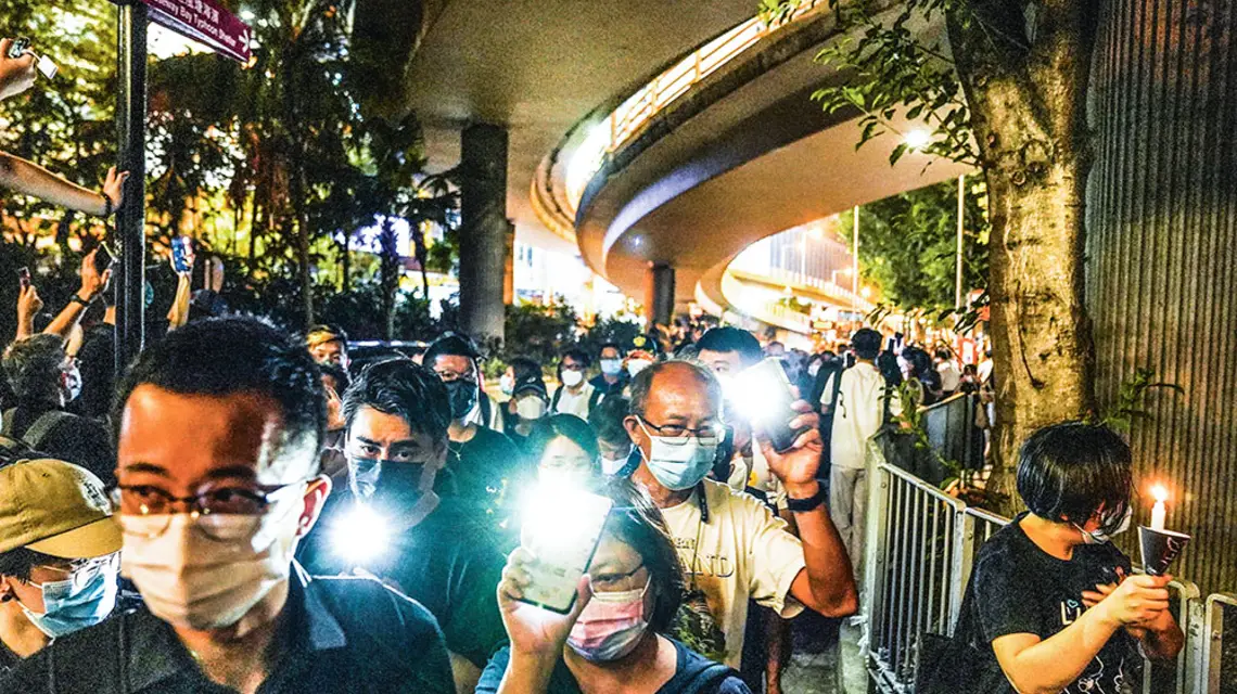 Ponieważ władze Hongkongu zakazały tradycyjnej uroczystości w rocznicę masakry na pekińskim placu Tiananmen, mieszkańcy przyszli do Parku Wiktorii z włączonymi światełkami smartfonów zamiast świeczek. 4 czerwca 2021 r. / LAM YIK / REUTERS / FORUM