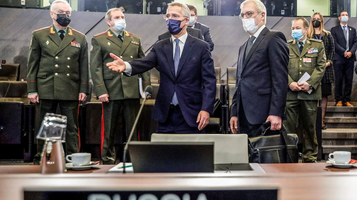 Sekretarz Generalny NATO Jens Stoltenberg (w środku) i wiceminister spraw zagranicznych Rosji Aleksandr Gruszko przed rozpoczęciem rozmów w kwaterze głównej NATO, Bruksela, 12 stycznia 2022 r.  fot. OLIVIER HOSLET / afp / east news / 