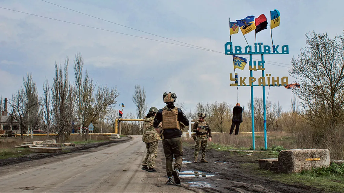 „Awdijiwka to Ukraina”: głosi napis przy wjeździe do miasteczka. Obok zawieszona kukła Putina. 8 kwietnia 2023 r. / ANTONINA PALARCZYK