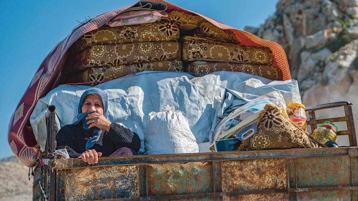 Po tureckiej inwazji na Afrin wielu Kurdów musiało opuścić domy; skromny dobytek zwykle nie zajmował dużo miejsca. Afrin, marzec 2018 r. / PAWEŁ PIENIĄŻEK
