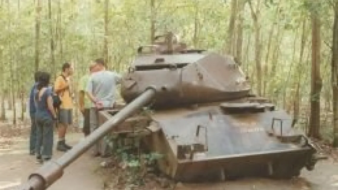 Zachodni turyści przy wraku czołgu armii południowowietnamskiej / 