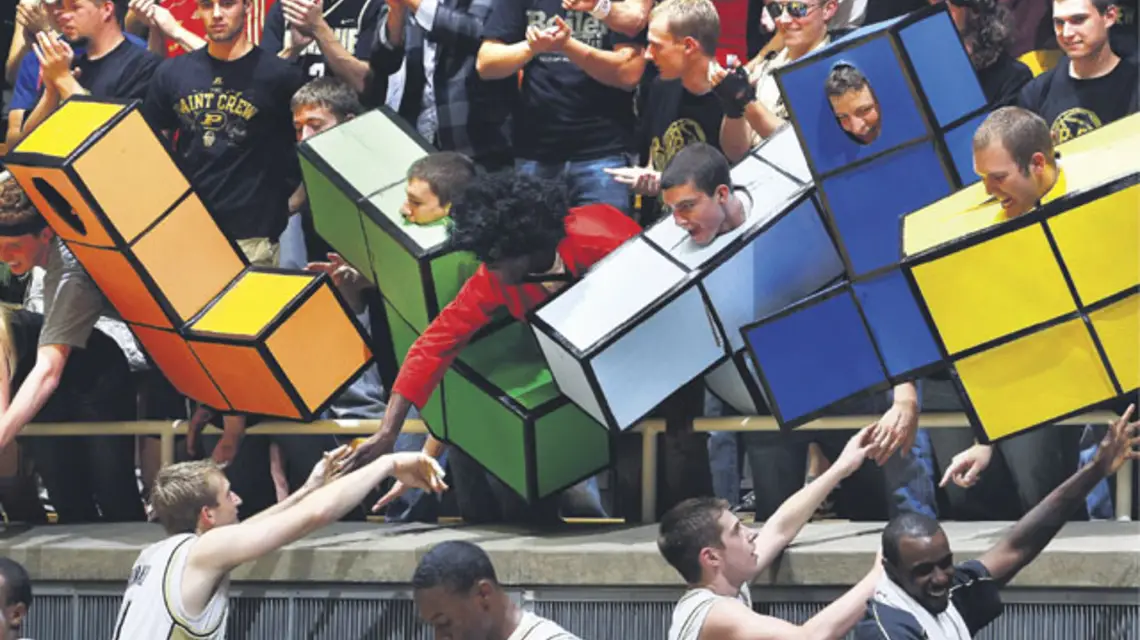 Koszykarze zespołu Purdue Boilermakers dziękują kibicom przebranym za klocki z Tetrisa. West Lafayette, USA, październik 2008 r. / fot. Andrew Hancock / Icon Smi / Corbis / 