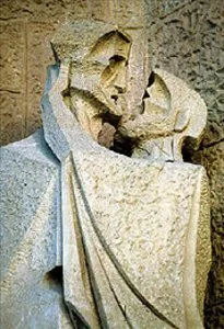 "Pocałunek Judasza", rzeźba z portalu katedry Sagrada Famiglia w Barcelonie / 
