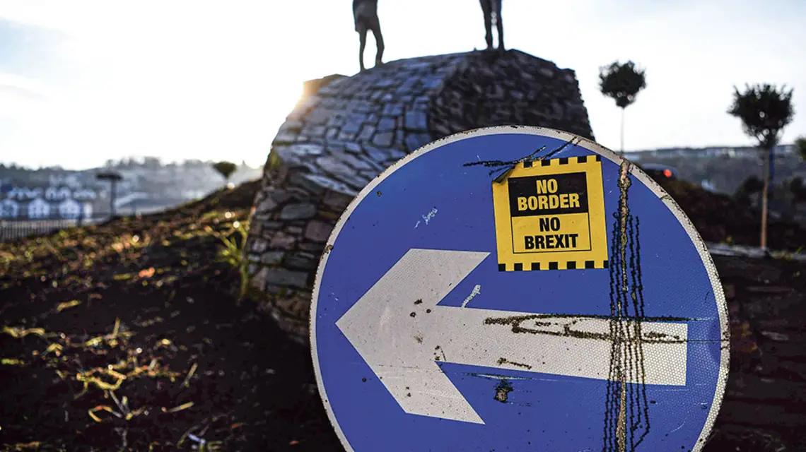 „Ręce ponad podziałem” – rzeźba Maurice’a Harrona w Londonderry, Irlandia Północna, marzec 2019 r. / NEIL HALL / EPA / PAP