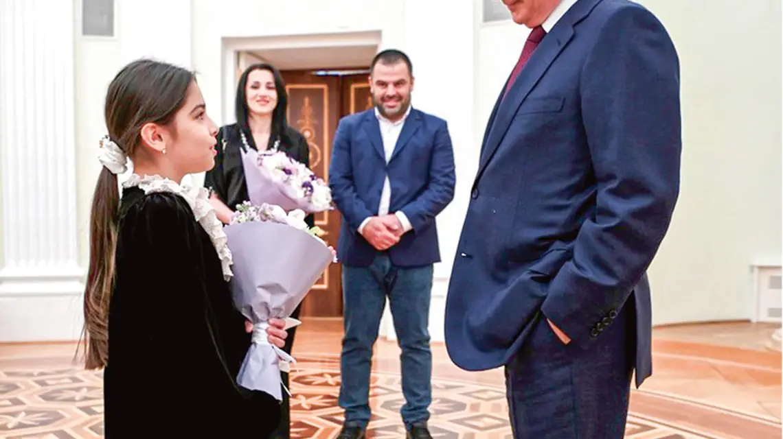 Władca blisko ludzi: Władimir Putin rozmawia z 8-letnią Raisą, która wraz z rodzicami przyjechała z Dagestanu do Moskwy. 4 lipca 2023 r. / ALEXANDER KAZAKOV / KREMLIN POOL / ZUMA PRESS / FORUM