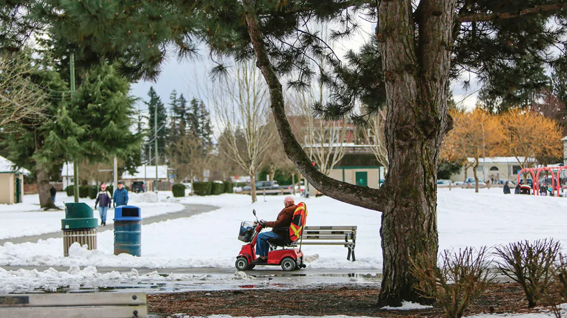 Seniorzy na spacerze w Mill Lake Park. Abbotsford, Kanada, 26 lutego 2023 r. / MERT ALPER DERVIS / ANADOLU / GETTY IMAGES
